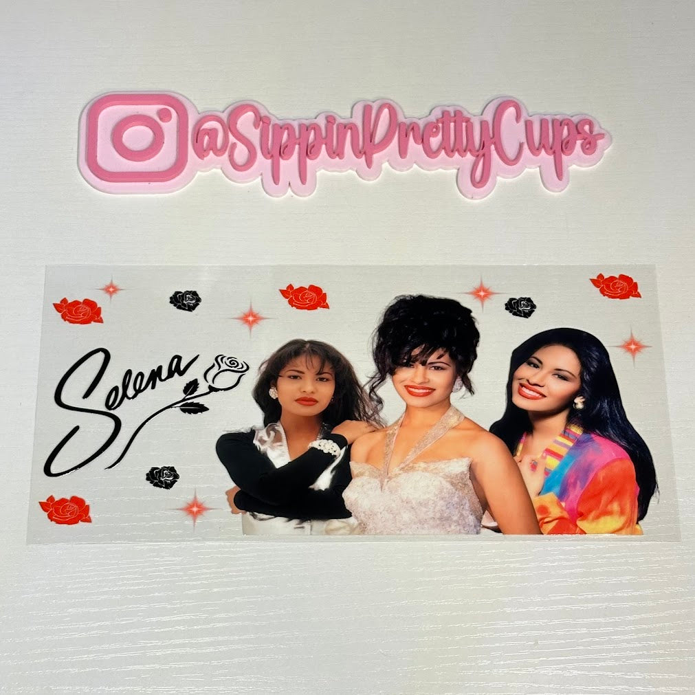 Celebrities / Selena red and black roses