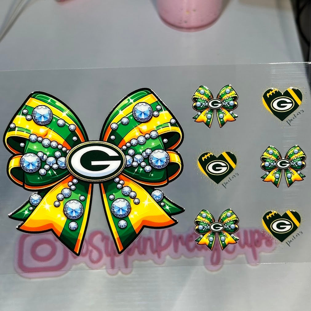 Sports / Green Bay Packers Bow Football Team