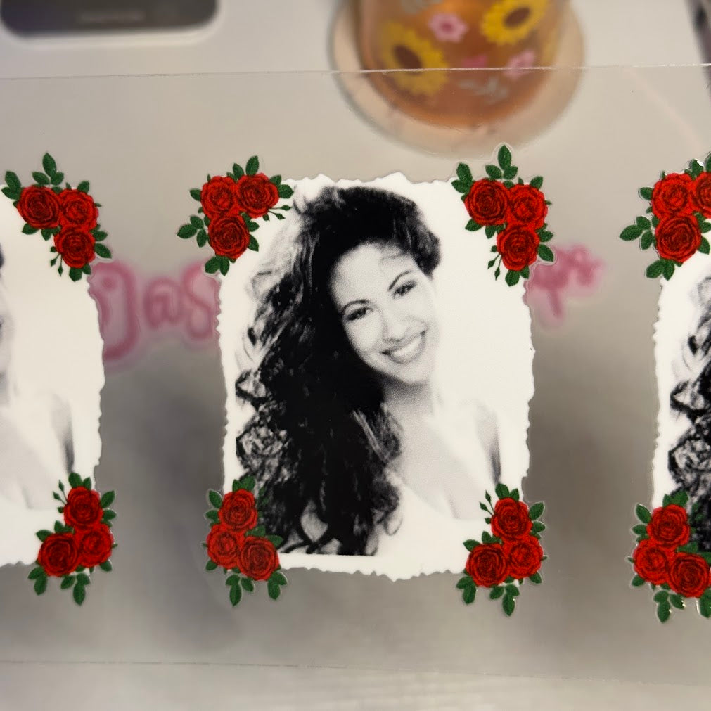 Celebrities / Selena red roses