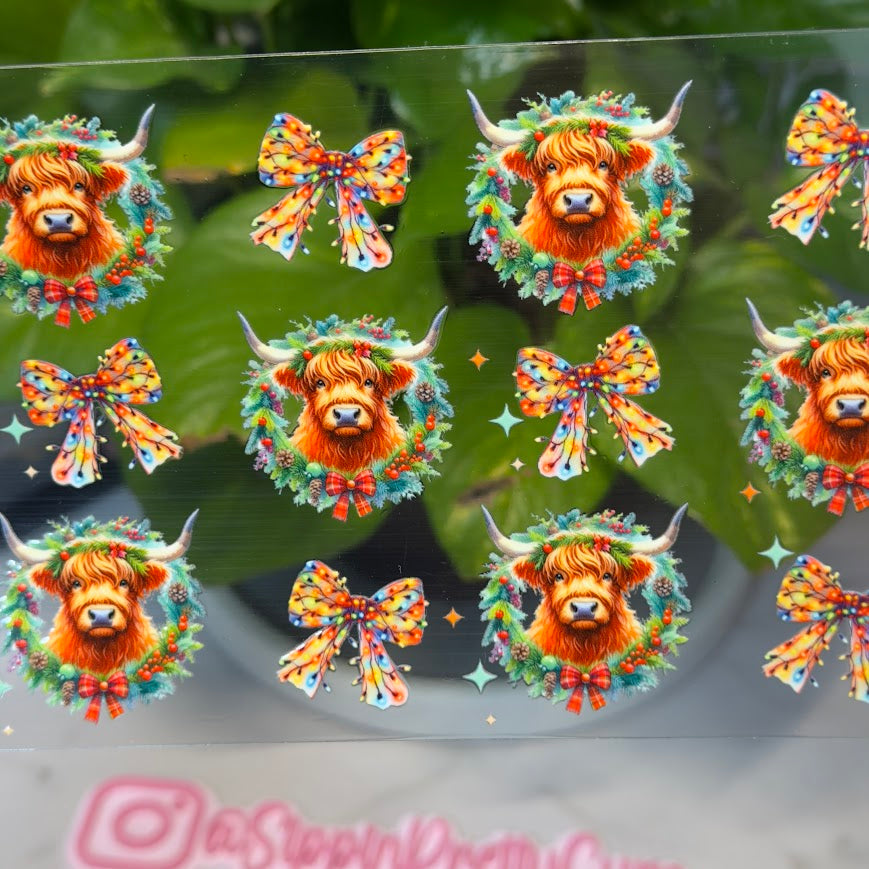 Christmas / Highland Cows in Wreath and Light Bows