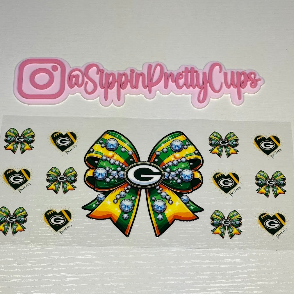Sports / Green Bay Packers Bow Football Team