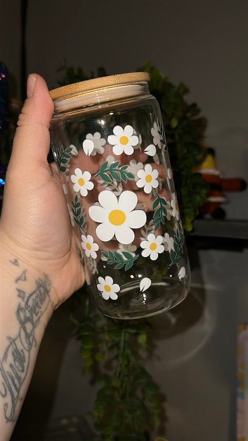 16oz UV DTF wrap White Daisy and green leaves design on a glass Libby cup with bamboo lid 