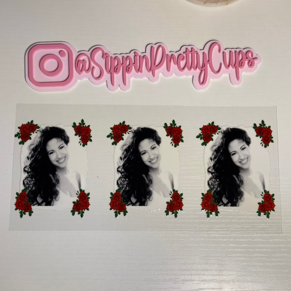 Celebrities  / Selena red roses