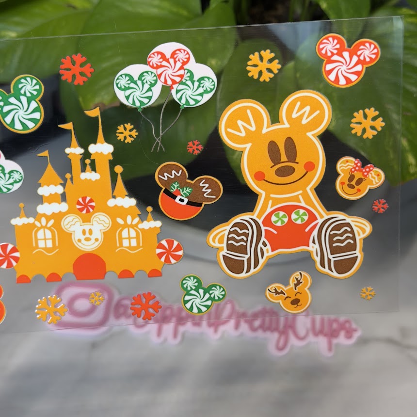 Christmas / Mickey and Minnie Mouse Gingerbread Castle
